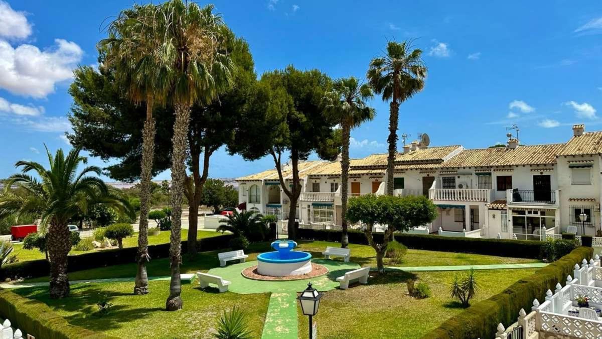 Sale of independent chalet in Casa o chalet en Calle Ercina, Los Balcones - Los Altos del Edén, Torrevieja, Torrevieja
photo 2