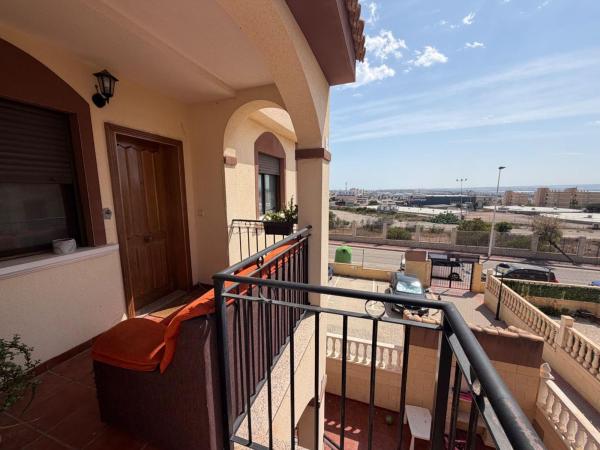 Casa o chalet independiente en Avenida Asociación Victimas del Terrorismo, Parque Acuático - Sector 25, Torrevieja thumbnail 2