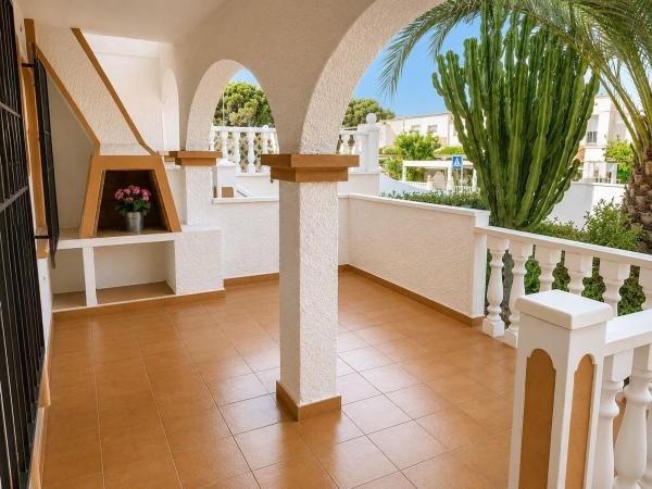 Casa o chalet independiente en Calle Maladeta, Los Balcones - Los Altos del Edén, Torrevieja photo 1