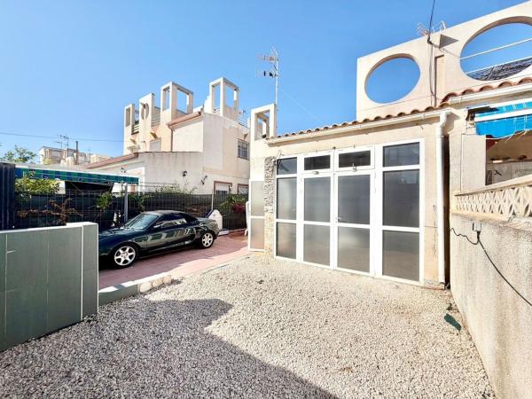 Частный шале на продаже в Casa o chalet en La Siesta - El Salado - Torreta, Torrevieja, Торревьеха photo 1