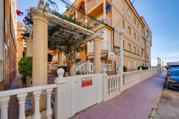 Sprzedaż mieszkania w Piso en Calle del Puerto Romano, Gaspar Perrelló, Torrevieja, Torrevieja
 photo 1