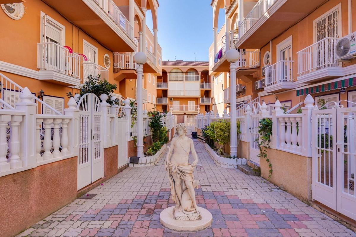 Venta de piso en Piso en Calle del Puerto Romano, Gaspar Perrelló, Torrevieja, Torrevieja
 photo 2
