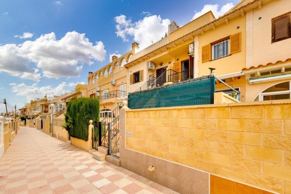 Casa o chalet independiente en Calle Rembrandt, La Siesta - El Salado - Torreta, Torrevieja thumbnail 2
