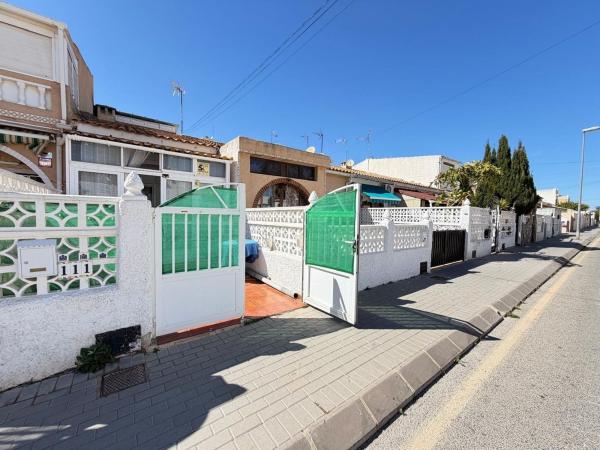 Chalet adosado en Calle Marcelina, Nueva Torrevieja, Torrevieja photo 3