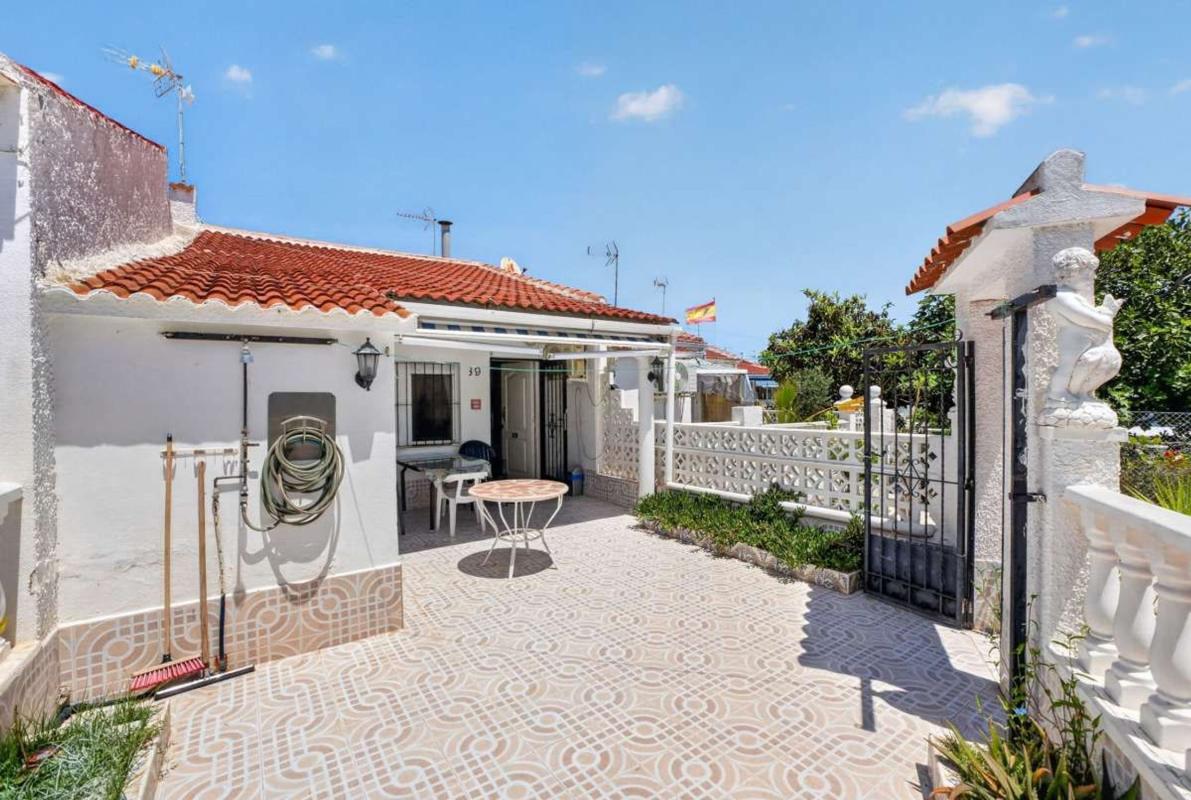 Sale of independent chalet in Casa o chalet en Calle Manuel Benítez-el Cord, La Siesta - El Salado - Torreta, Torrevieja, Torrevieja
 photo 2