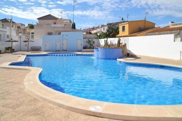 Chalet adosado en Urbanización los Altos, Los Balcones - Los Altos del Edén, Torrevieja photo 1