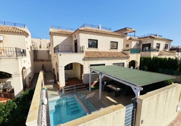 Chalet wolnostojący na sprzedaż w  Casa o chalet en Centro - Muelle Pesquero, Torrevieja, Torrevieja photo 1
