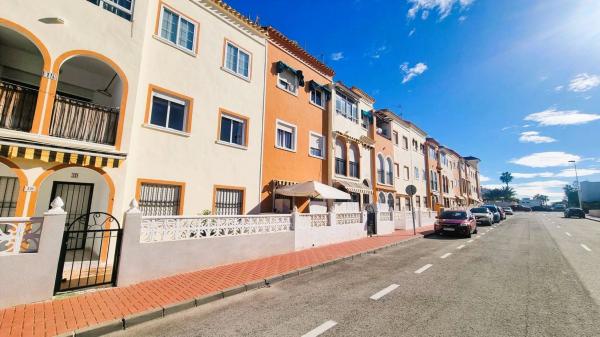 Sprzedaż mieszkania w Piso en Calle Ramon Rubial, La Veleta, Torrevieja, Torrevieja
photo 1