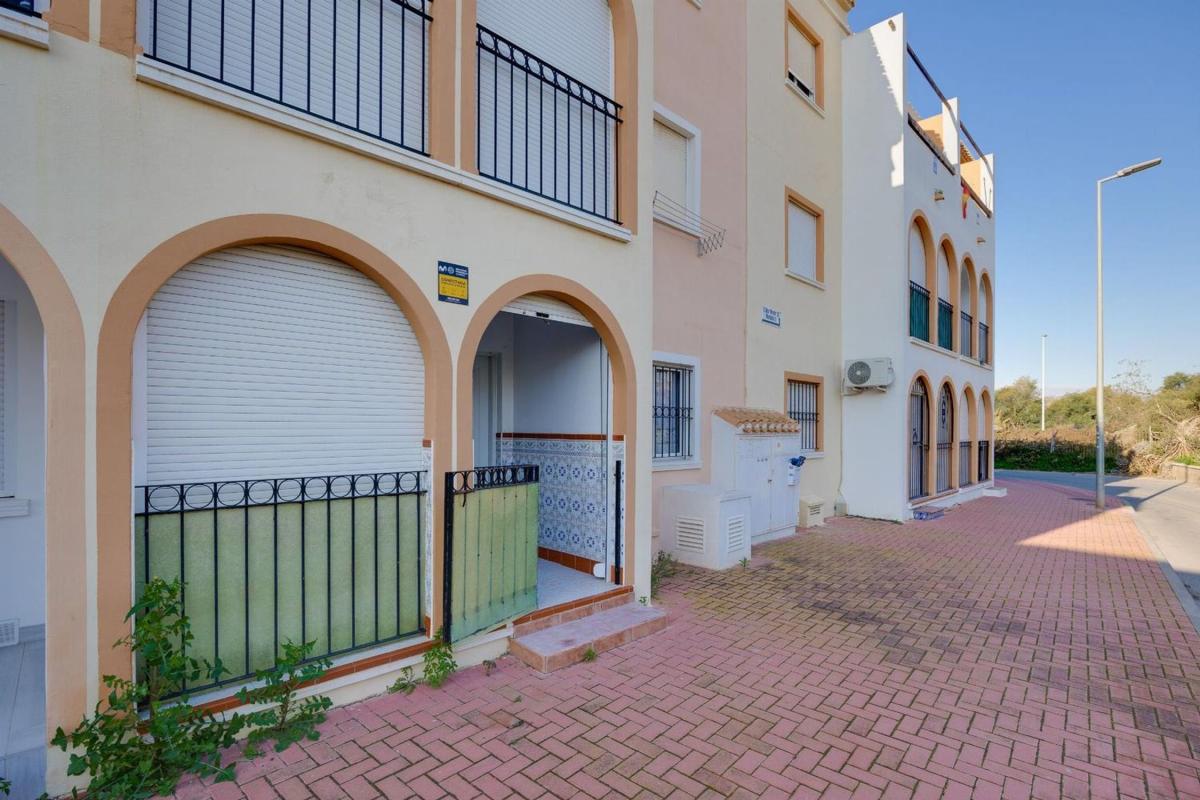 Sprzedaż mieszkania w Piso en Calle Mar Menor, Playa de los Náufragos, Torrevieja, Torrevieja
photo 2
