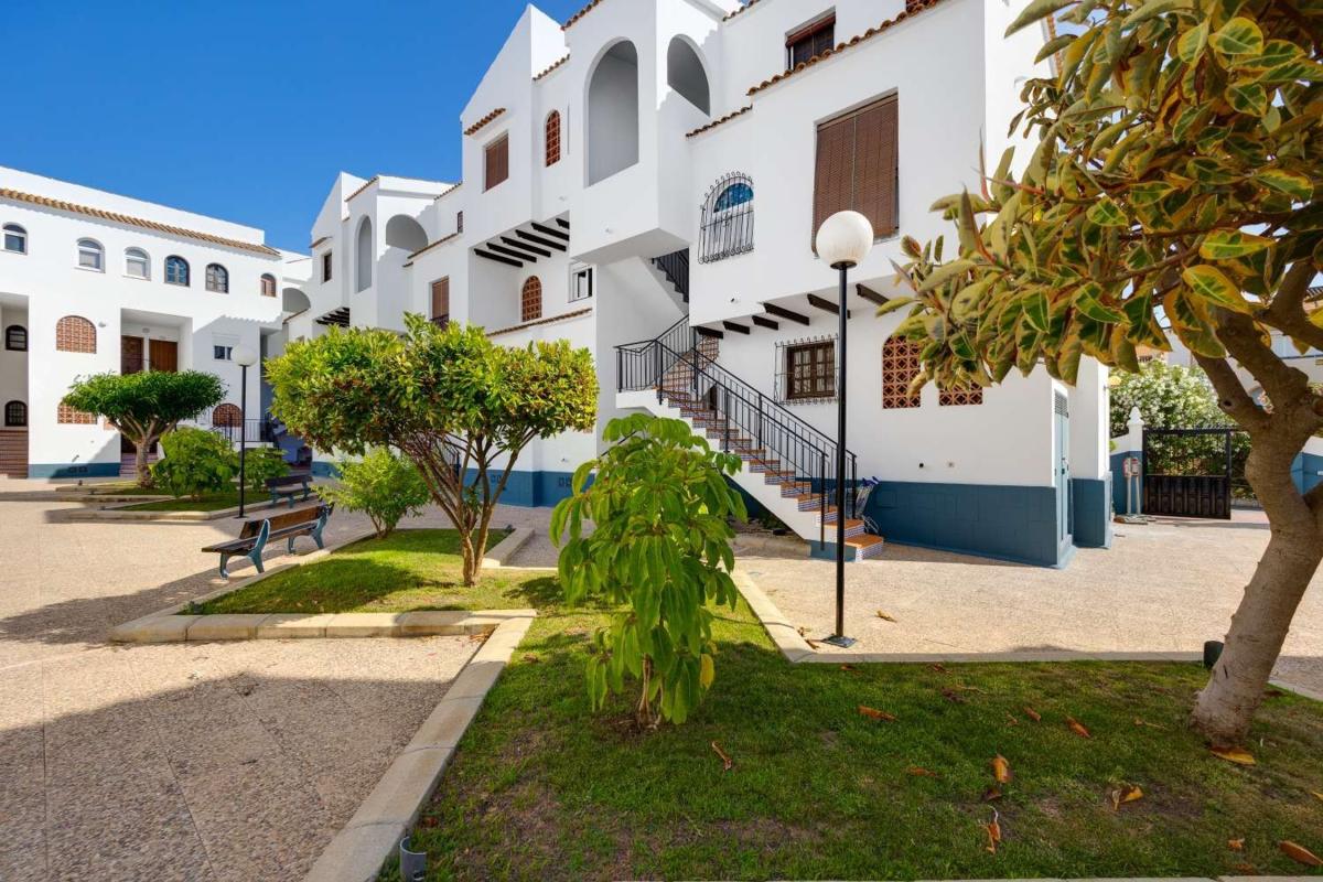 Sprzedaż mieszkania w Piso en Calle Mar Menor, Playa de los Náufragos, Torrevieja, Torrevieja
photo 3