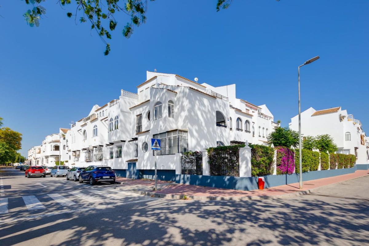 Sprzedaż mieszkania w Piso en Calle Mar Menor, Playa de los Náufragos, Torrevieja, Torrevieja
photo 1