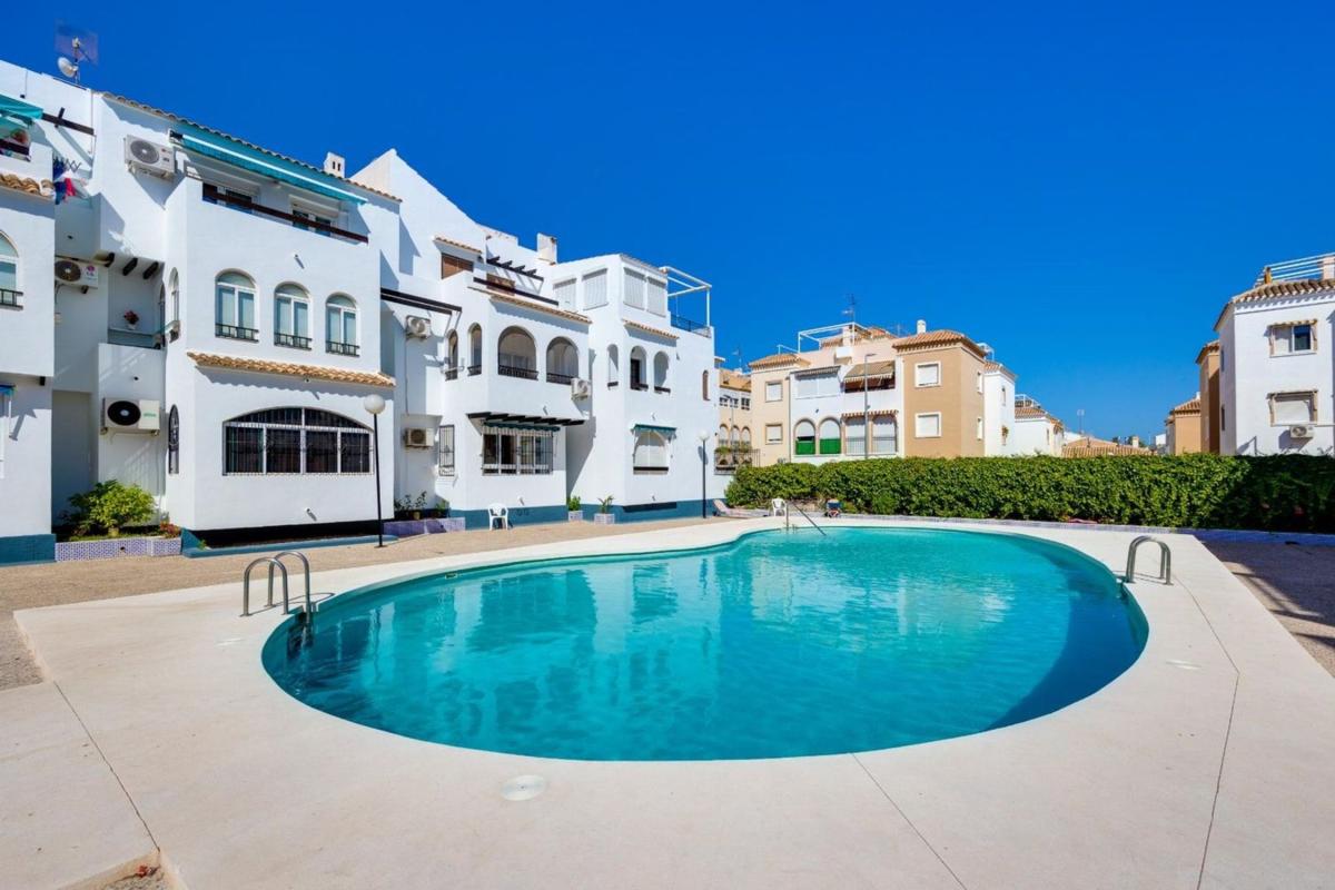 Sprzedaż mieszkania w Piso en Calle Mar Menor, Playa de los Náufragos, Torrevieja, Torrevieja
photo 1