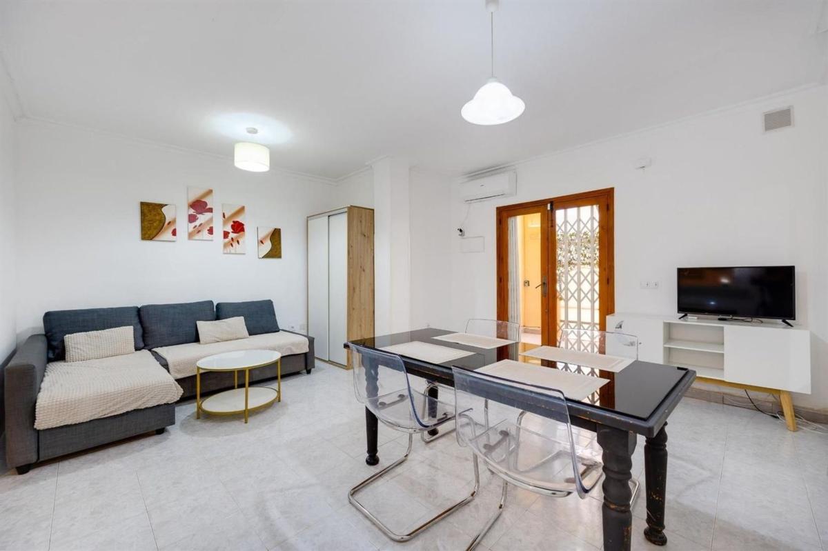 Sale of independent chalet in Casa o chalet en Calle los Gases, Avenida Habaneras - Curva de Palangre, Torrevieja, Torrevieja
photo 1