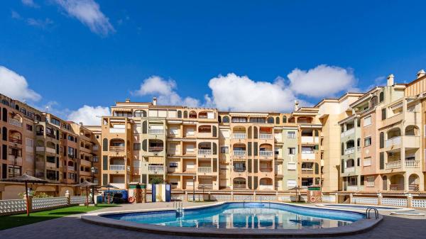 Venta de piso en Piso en Calle de Orihuela, Parque de las Naciones, Torrevieja, Torrevieja
photo 1