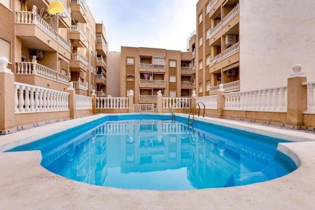 Venta de piso en Piso en Calle Caballero de Rodas, Las Piscinas Naturales, Torrevieja, Torrevieja
photo 1