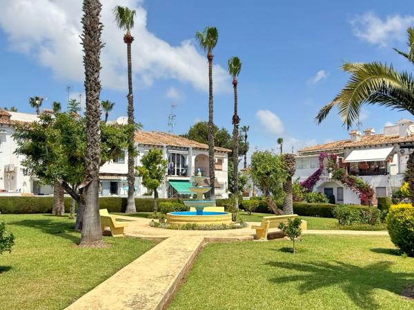 Chalet adosado en Lago Jardin, 2, Los Balcones - Los Altos del Edén, Torrevieja photo 1