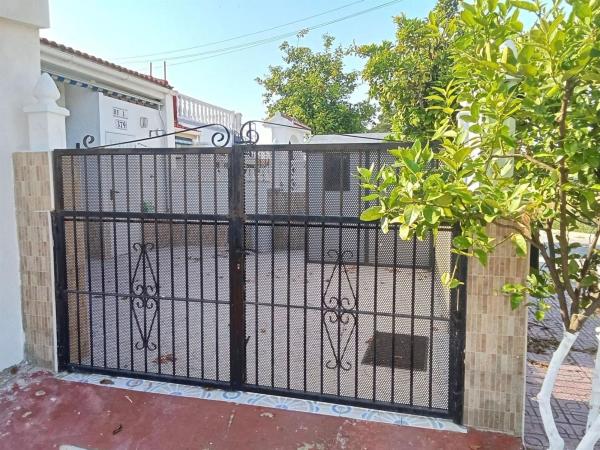 Independent chalet for sale in Casa o chalet en La Siesta - El Salado - Torreta, Torrevieja, Torrevieja
 photo 2