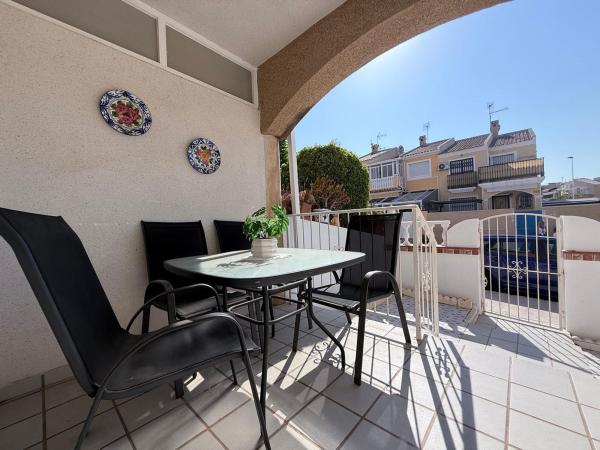 Chalet adosado en Calle Rocinante, Aguas Nuevas, Torrevieja photo 1