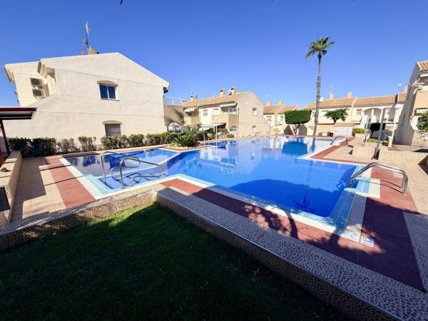 Chalet adosado en Calle Rocinante, Aguas Nuevas, Torrevieja photo 1