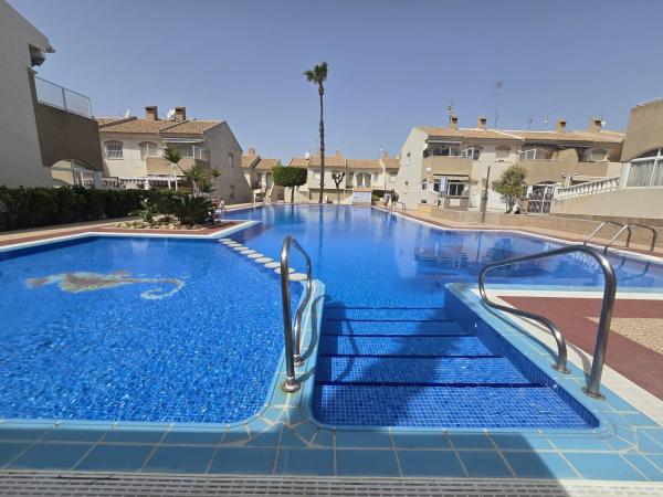 Chalet adosado en Calle Rocinante, 76, Aguas Nuevas, Torrevieja photo 2