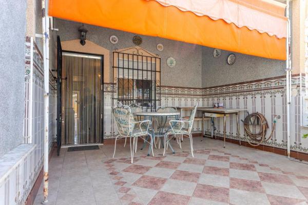 Chalet adosado en Calle de las Dalias, La Siesta - El Salado - Torreta, Torrevieja photo 2