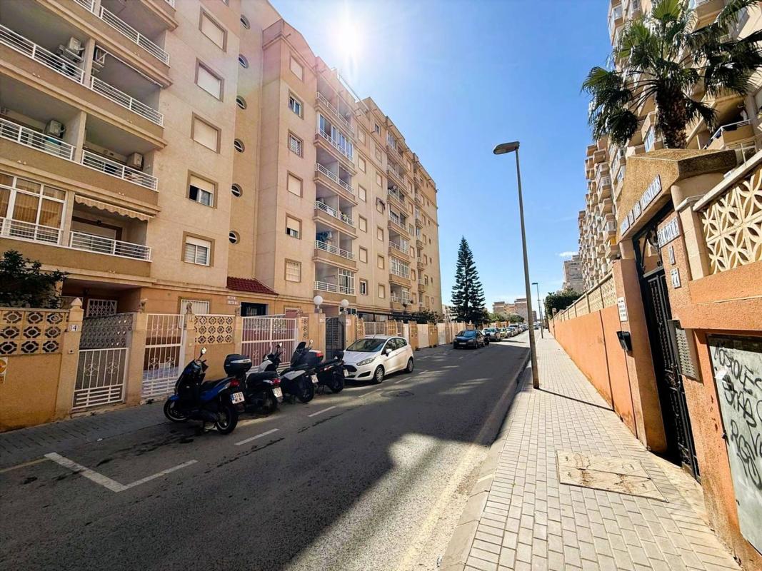 Venta de piso en Piso en Calle Joven Pura, Nueva Torrevieja, Torrevieja, Torrevieja
photo 2