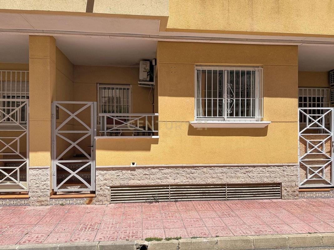 Sale of apartment in Piso en Calle de Pedro Lorca s/n, Las Piscinas Naturales, Torrevieja, Torrevieja
photo 2