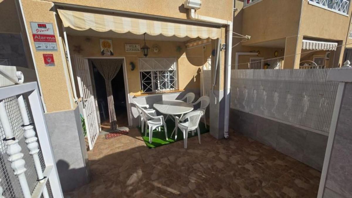 Sale of independent chalet in Casa o chalet en Calle Pablo Mercader Torregrosa, Parque Acuático - Sector 25, Torrevieja, Torrevieja
 photo 3