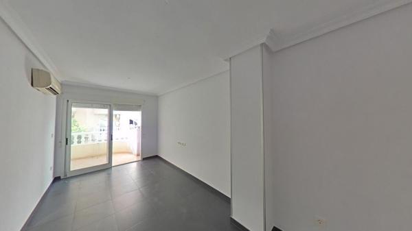 Venta de piso en Piso en Calle Radio Murcia, Las Piscinas Naturales, Torrevieja, Torrevieja
photo 1