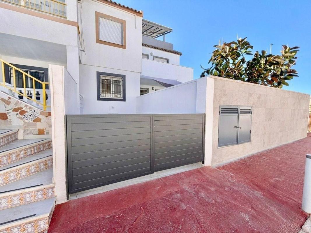 Sale of independent chalet in Casa o chalet en La Siesta - El Salado - Torreta, Torrevieja, Torrevieja
 photo 2