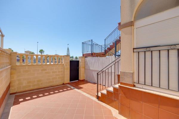 Chalet adosado en Avenida Asociación Victimas del Terrorismo, 45, Parque Acuático - Sector 25, Torrevieja photo 4