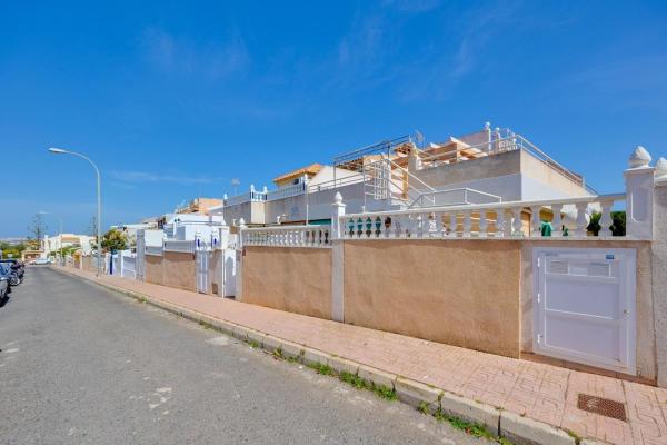 Chalet adosado en Punta Prima, Torrevieja photo 1