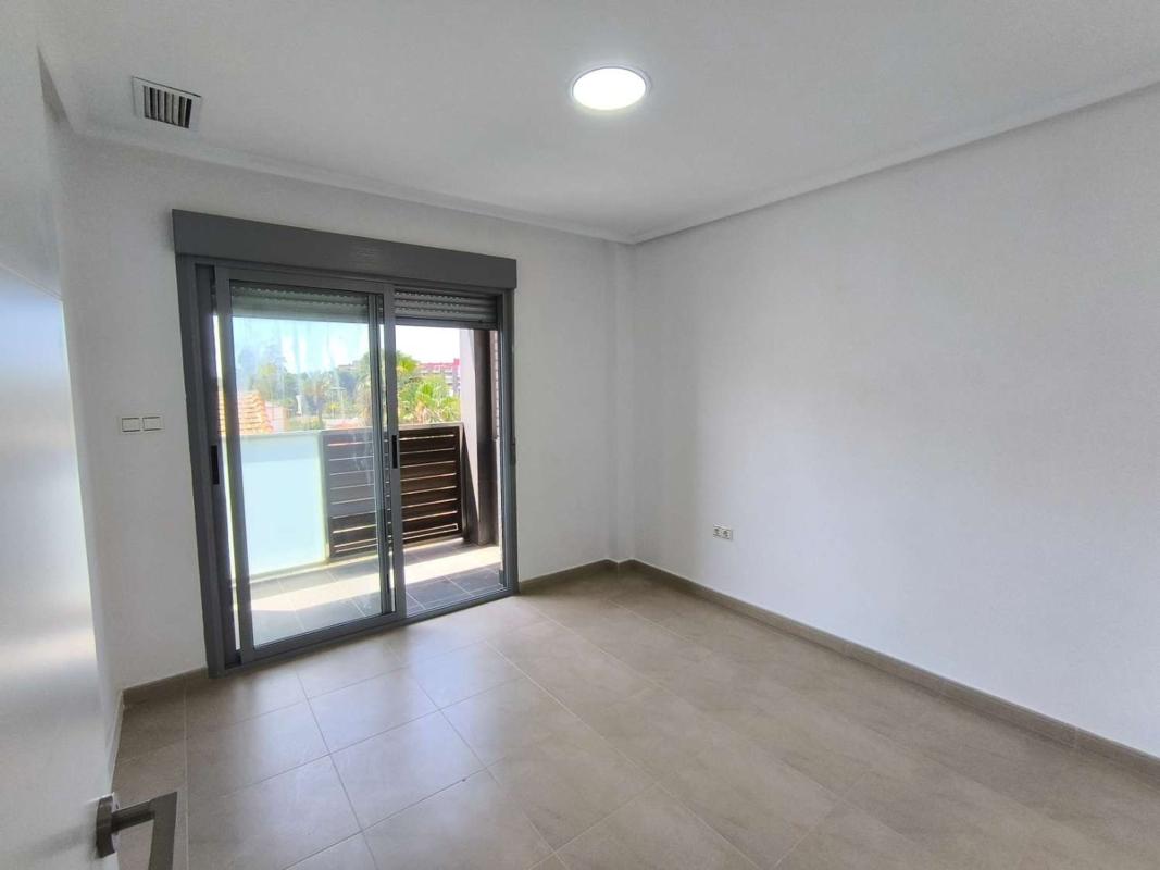 Sale of apartment in Piso en Calle Campoamor, Puerto Deportivo, Torrevieja, Torrevieja
photo 5