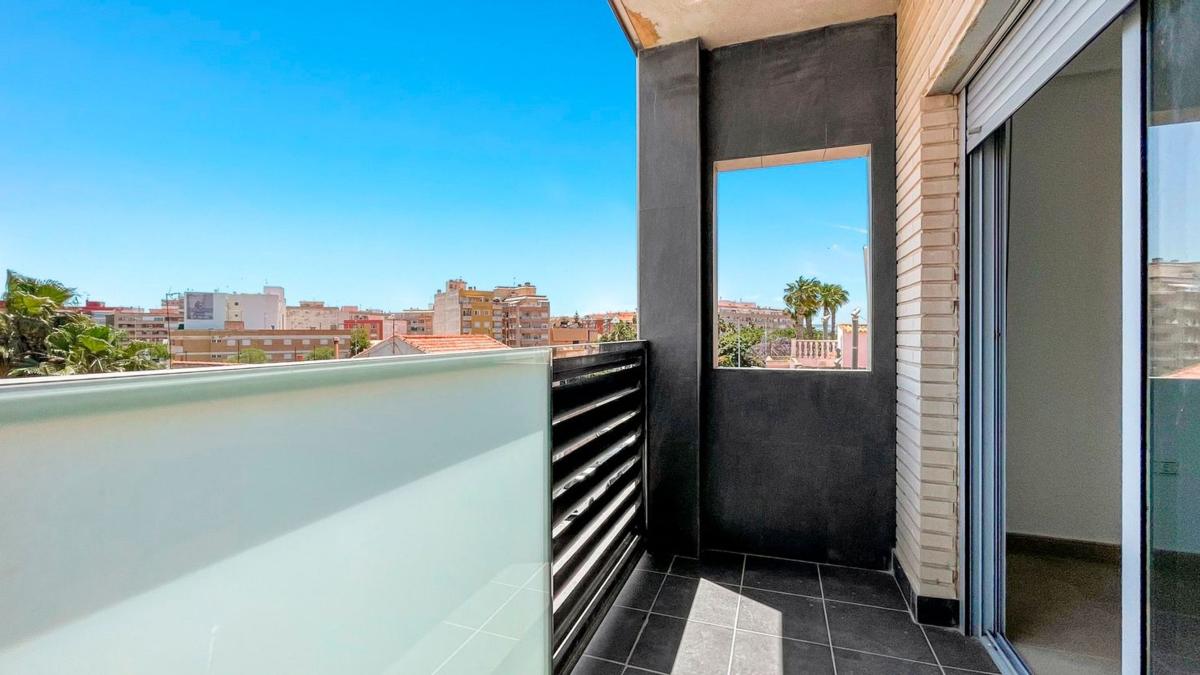 Sale of apartment in Piso en Calle Campoamor, Puerto Deportivo, Torrevieja, Torrevieja
photo 1