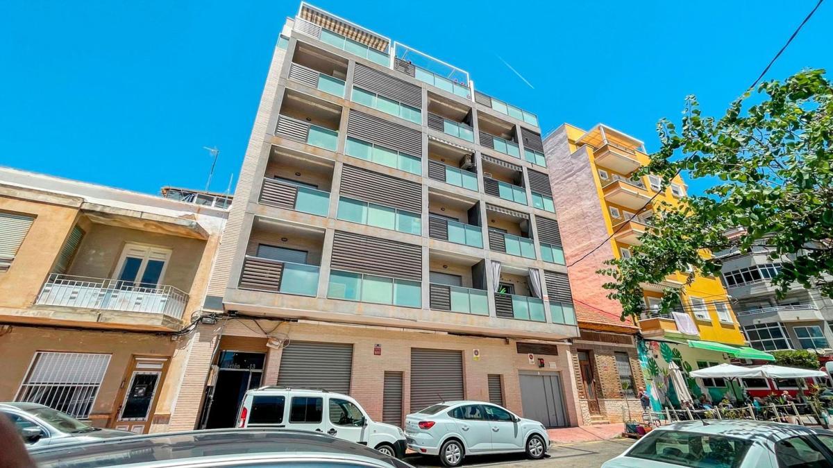 Sale of apartment in Piso en Calle Campoamor, Puerto Deportivo, Torrevieja, Torrevieja
photo 2