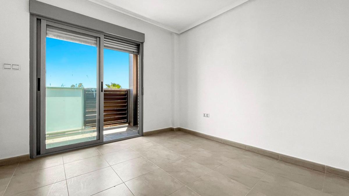 Sale of apartment in Piso en Calle Campoamor, Puerto Deportivo, Torrevieja, Torrevieja
photo 3