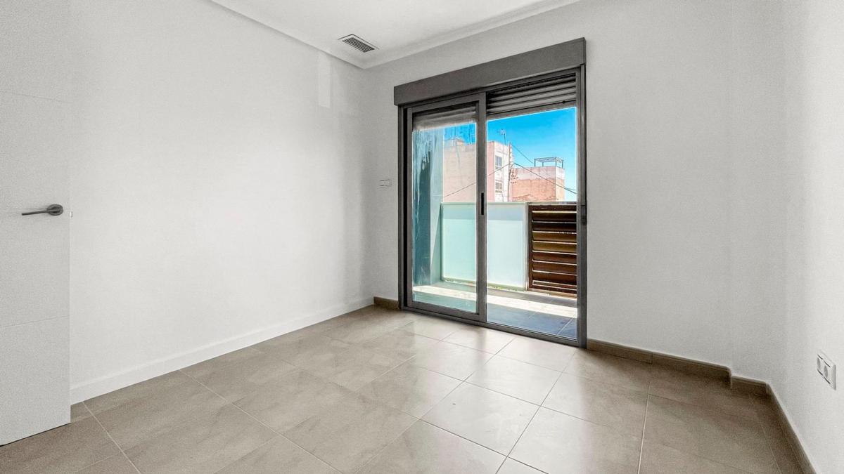 Sale of apartment in Piso en Calle Campoamor, Puerto Deportivo, Torrevieja, Torrevieja
photo 5