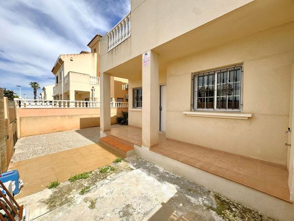 Chalet pareado en Calle Miguel de Cervantes, 40, La Siesta - El Salado - Torreta, Torrevieja thumbnail 2