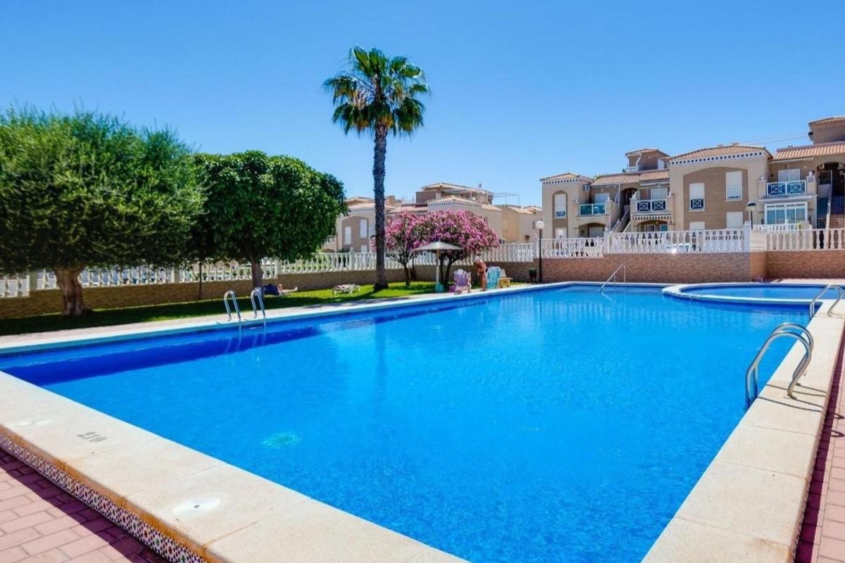Продажа квартиры на Piso en Calle Pedro Calderón de la Barca, 79, Aguas Nuevas, Torrevieja, Торревьеха
photo 1