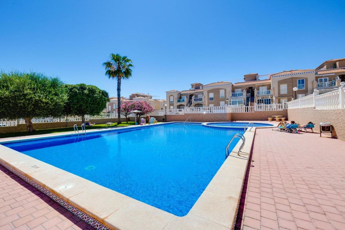Продажа квартиры на Piso en Calle Pedro Calderón de la Barca, Aguas Nuevas, Torrevieja, Торревьеха
photo 1