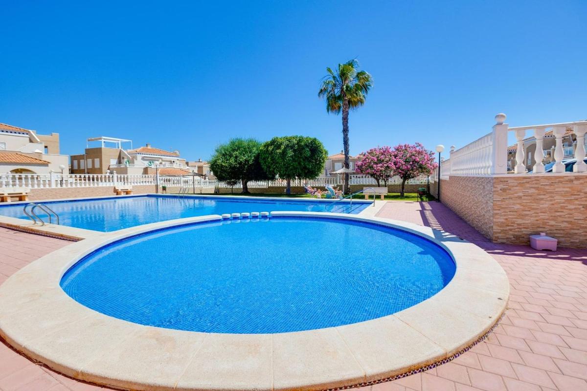 Продажа квартиры на Piso en Calle Pedro Calderón de la Barca, Aguas Nuevas, Torrevieja, Торревьеха
photo 2