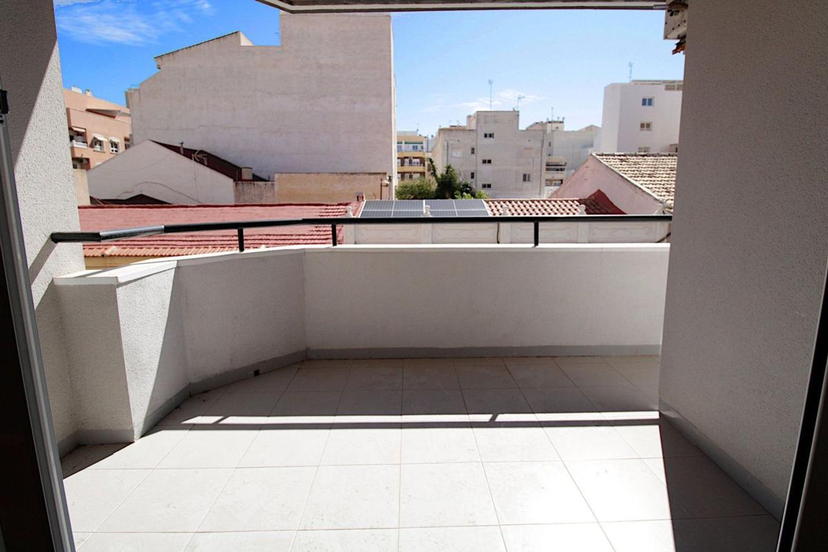 Venta de piso en Piso en Calle de Pedro Lorca, Las Piscinas Naturales, Torrevieja, Torrevieja
photo 1