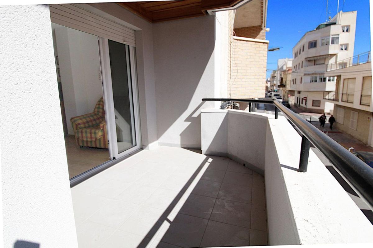Venta de piso en Piso en Calle de Pedro Lorca, Las Piscinas Naturales, Torrevieja, Torrevieja
photo 2