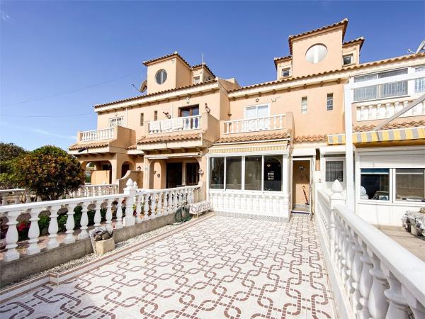 Chalet adosado en Calle Ariadna, Aguas Nuevas, Torrevieja photo 2