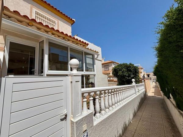 Chalet adosado en Urbanización los Altos, 86, Los Balcones - Los Altos del Edén, Torrevieja photo 1