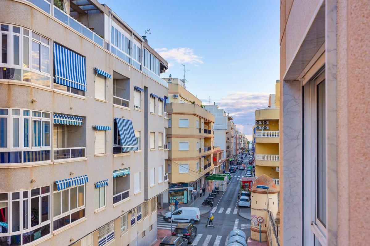 Venta de piso en Piso en Calle Zoa, Antonio Machado, Torrevieja, Torrevieja
photo 1