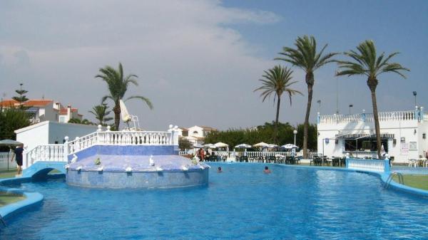 Chalet adosado en ኡርባኒሳሲኦን ቶሬአልሜንድሮስ, 1, La Siesta - El Salado - Torreta, Torrevieja photo 1