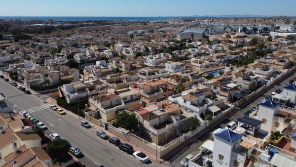 Chalet adosado en Calle Escorpiones, Los Balcones - Los Altos del Edén, Torrevieja photo 1
