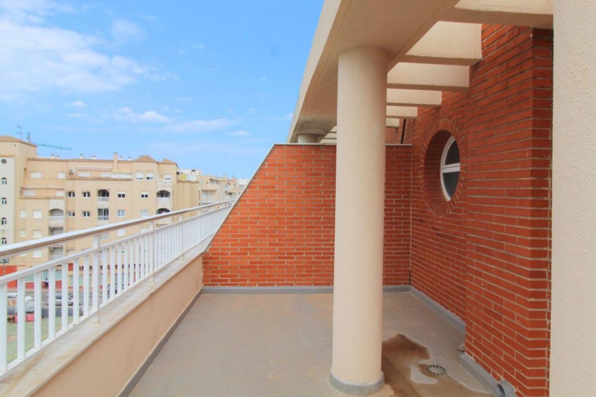 Sprzedaż poddasza w Ático en Calle Radio Murcia, 46, Las Piscinas Naturales, Torrevieja, Torrevieja photo 4