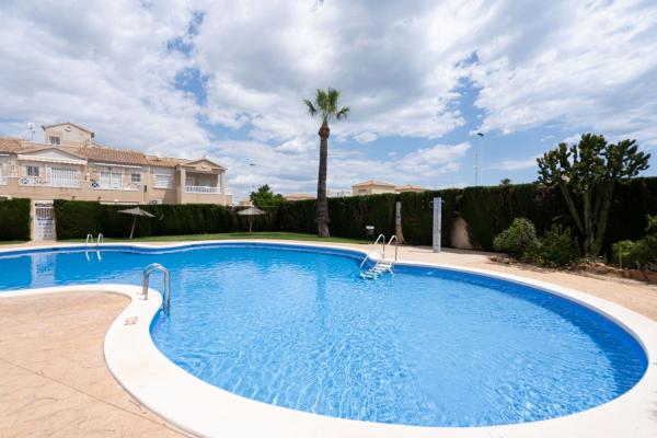 Продажа квартиры на Piso en Calle Pablo Mercader Torregrosa, Parque Acuático - Sector 25, Torrevieja, Торревьеха
photo 1
